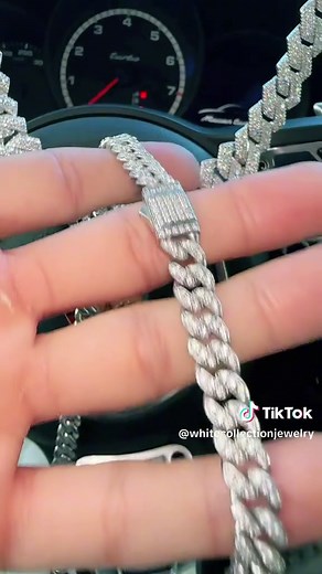 Exploring White Collection Jewelry: Gold and Moissanite