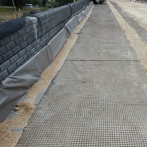 [Hot Item] Fiberglass Geogrid for Runway Reinforcement: 100kN Load-Bearing Capacity