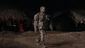 Fashion Week de Paris: Kanye West défile dans la boue pour Balenciaga