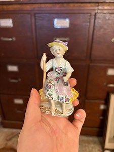 Antike deutsche Dresdner Sitzendorf Porzellanfigur – Sitzendes Mädchen mit Harke – 10 cm [SH] - Etsy.de