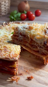 Holyyyy 🍝🔥 LASAGNE KUCHEN 😱 Wusstet ihr, dass man mit Wraps eine Lasagne machen kann? Ich habe es ausprobiert und war total begeistert! Leudeee es war wirklich sau lecker 🥰😍 Was braucht ihr ?! ⬇️ Zutaten🛒: ✨ 400g Rinderhackfleisch ✨ 1 Zwiebel ✨ 400ml passierte Tomaten ✨ Bisschen Frischkäse ✨ 6 Wraps ✨ Handvoll Streukäse ✨ Gewürze nach Wahl Zubereitung 🥰: Zuerst die Zwiebeln und das Hackfleisch anbraten, dann mit passierten Tomaten ablöschen und würzen. Anschließend alles schichten und den