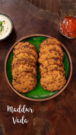 This delicious and easy to make Maddur vada is popular dish is Karnataka. Makes for a perfect evening snack Witt your tea and coffee. #reels #reelsinstagram #reelsvideo #reelsinsta #instareels #homemade #homecooking #homecookingshow #instafood #instagood #vada #snack #karnataka #tea #coffee #crispy #Chutney | Home cooking
