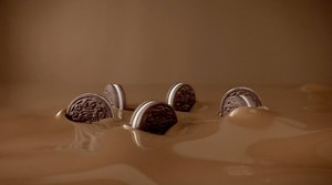 Oreo sušienky to poriadne roztáčajú v tej najjemnejšej čokoláde Milka. Milka Oreo - plná všetkého, čo miluješ. | Milka