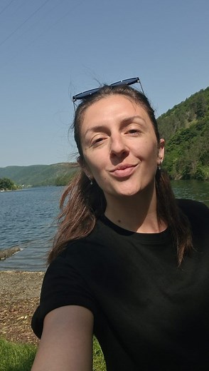 160/365 4 zile consecutive de stat în soare și bălăcit în apa perfectă, și-au cam spus cuvântul. Stau mărturie buzele arse de soare, pielea bronzată și durerile de brațe. Aaaaa ... și video acesta. Cam așa plec mereu spre casă, dar azi a fost ceva mai deosebit. De îndată ce urc în mașină pornesc radio și dacă sunt norocoasă, până acasă bubuie muzica în boxe. Ei bine, azi am fost! Zici că m-a simțit mașina, cum mi-am pus posteriorul pe scaun și am pornit motorul, la radio a pornit o piesă tare re