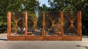 🇵🇷 Step into a slice of Puerto Rico with Edra Soto’s "Graft"—where Puerto Rican heritage meets NYC’s vibrant streets! "Graft" reimagines traditional Puerto Rican "rejas" (wrought iron screens) in corten steel and terrazzo. Located at the Doris C. Freedman Plaza in Central Park, 🏠🫂 Soto’s work turns a house facade into a space for reflection and connection. Honoring Puerto Rican communities and their rich, often overlooked heritage, Soto’s installation bridges cultures and celebrates the Cari