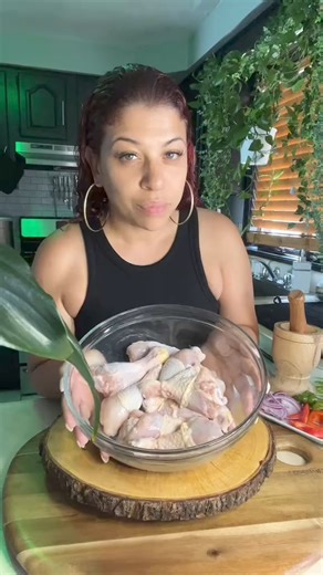 39K views · 1.1K reactions | Puerto Rican Fried Chicken 2 1/2lbs Drumsticks Achiote Oil or Packet Sazon Handful Red Bell Pepper Handful Red Onions Handful Cilantro 3-4 Aji Dulce (Sweet Pepper) 4-5 Garlic Lightly pressed 1/2Tsp Cumin 1 1/2Tsp Oregano Powder 1Tsp Black Pepper 2Tsp Garlic Powder 2Tsp Adobo #puertoricanfood #caribbeanfood #friedchicken #spanishfood | Beatriz Cookin N Vibez | Facebook