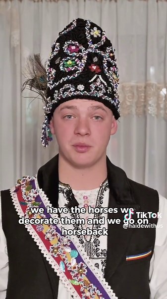 💧 Udatul Ionilor – un ritual al purificării, al începutului și al rânduielii satului. Practicat în ziua de Sfântul Ioan, obiceiul marchează simbolic curățirea, norocul și integrarea în comunitate, iar ceata mare de feciori are un rol esențial în păstrarea acestei datini. În acest reel, Ovidiu Stoica, primar (conducător) al cetei mari de feciori, ne povestește despre sensurile ritualului, despre responsabilitatea tinerilor și despre cum tradiția rămâne vie doar atunci când este trăită și respect