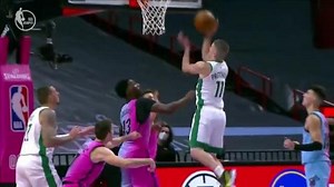 Payton Pritchard follows miss for putback winner