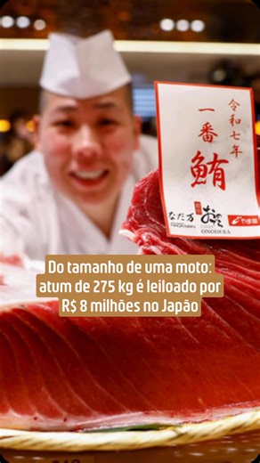 🐟 Do tamanho de uma moto e com peso de um urso-pardo! Um atum bluefin de impressionantes 275 kg foi leiloado por R$ 8 milhões no Japão! O peixe foi pescado em Oma, uma cidade conhecida pela pesca tradicional, e arrematado pelo Onodera Group, dono da premiada rede Sushi Ginza Onodera. “O primeiro atum do ano traz boa sorte. Queremos fazer as pessoas sorrirem com comida”, contou Shinji Nagao, presidente do Sushi Onodera, que tem unidades em Tóquio e Los Angeles. ➡️ Leia mais em #NossaUOL 📹 AP To