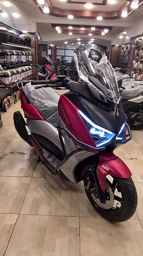 🛑 سكوتر دايون TX 250 موديل 2026 Dayun TX250 ✅ محرك 250 سي سي ✅ قوة 23 حصان ✅ عزم 22 نيوتن ✅ تبريد مياه بيضمن أداء ثابت حتى مع المسافات الطويلة ✅ خزان بنزين سعر 12 لتر – يعني يكفيك سفرية من غير ماتقف تفول ا✅ الاسكوتر مزود بنظام فرامل ABS ✅ والسكوتر مزود بنظام TCS Traction Control System 👈 النظام ده بيوفر اعلي درجات الامان والحماية والثبات 👈 ببساطة لو حصل وعجلة من العجلتين فقدت جزء من قوتها وثباتها علي الطريق لاي سبب من الاسباب (وغالبآ بيكون بسبب مياه او زيت علي الطريق) – نظام التراكشن كونترول
