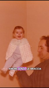 Mi chiamo Simona. Il nome l’ha scelto mia sorella, per la S di sole. E io il sole ce l’ho nel sorriso. 🌻 Sono nata fortunata, con una famiglia che mi ha accolta come un dono. E sì… sono nata anche senza le braccia. Ma non mi piace definirmi per quello che manca. Preferisco dirlo così: ho due piedi che hanno imparato a fare le mani. E da allora dipingo, danzo… e vivo a modo mio. Fin da bambina avevo due sogni: la danza e la pittura. E quei sogni sono diventati realtà. Ho danzato al Giubileo del 