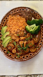 4K views · 134 reactions | ¡Bienvenidos a nuestro video tutorial de la receta de CAMARONES al CHIPOTLE! En solo 3 minutos, te guiaremos paso a paso para preparar este exquisito platillo lleno de sabor y especias. ¡Prepárate para sorprender a tus seres queridos con este plato delicioso y fácil de hacer! ️ #Receta #Camarones #Chipotle #VideoTutorial #fb #fyp #cocina #elmenudelupita | El Menu de Lupita | Facebook