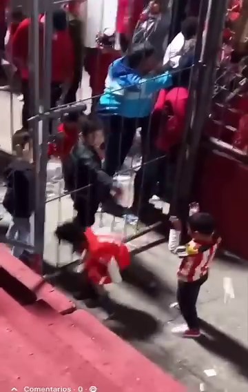 21K views · 205 reactions | ALERTA: Peligrosa batalla campal, se tiraron con de todo 殺 Ettorcida | Bitbol | Facebook
