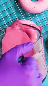 Our Raspberry Donut Bath Bomb Kit includes everything you need to make 16 adorable bath bombs! That means you can gift them to friends and family and keep a few for yourself 🤫🍩💗 #BrambleOn Get the kit: https://bberry.studio/Raspberry-Bath-Bomb-Kit | Bramble Berry