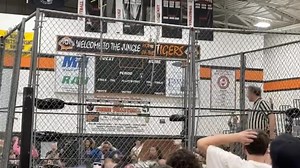 179K views · 103 reactions | El ex Campeón Mundial en Parejas, Cruiserweight y Hardcore de WCW, Crowbar, se lanza del tope de la jaula a sus 51 años en la empresa ISPW  | Lucha Libre Online | Facebook