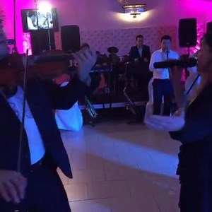 Un moment frumos alături de maestrul Corneliu Botgros şi Lăutarii din Chişinău! Cam aşa se termină o nuntă între prieteni din lumea muzicii! O săptămână minunată tuturor! | Ana-Maria Ababei