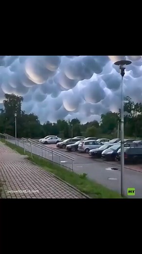 2.9K views · 31 reactions | Mammatus clouds are cellular patterns of pouches hanging underneath the base of a cloud, typically a cumulonimbus raincloud. The name derives from the Latin mamma (meaning "udder" or "breast"). These filmed over the Chinese province of Hubei. #clouds #nuvens #phenonmena | The Dreams of Je" | Facebook