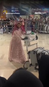 6.5K views · 24 reactions | Tradisi Tahunan Warga Bugis, Blink-blink' Saat Pulang Haji Tradisi ini muncul sekitar 1950-an. Pada 1970-an, orang yang sudah menunaikan ibadah haji disambut dan diarak keliling kampung dengan mengenakan pakaian yang cetar atau glamor.⁣ #detikcom #Bugis #tradisi #spilldetik | 20detik | Facebook