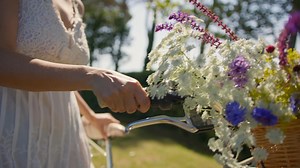 16K views | Dieci fragranze, dieci storie, un’unica anima. Questa collezione nasce dalla terra toscana e dal suo linguaggio antico, trasformando attimi ed emozioni in profumi da indossare. Ogni Eau De Parfum è un viaggio sensoriale: dal vento dell’alba che accarezza i fiori di zafferano, al desiderio espresso sotto le stelle cadenti, fino al silenzio sospeso tra inverno e primavera. Una linea che non racconta solo aromi, ma ricordi, paesaggi e sensazioni. | Bottega Verde | Facebook