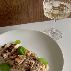 TEFAL OPTIGRILLI RETSEPT: KANA ALFREDO PASTA 🍝 Johandra-Lisett jagab oma lemmikut kana Alfredo pasta retsepti, mida on imelihtne valmistada kasutades mugavat Tefali Optigrilli. Vaata videost õpetust ning proovi järgi. ☝️ Ostes Tefali Optigrilli kuni 30.03.2023 saad valitud mudelitega kaasa ka Tefali kvaliteetsete nugade komplekti väärtuses 84,99€. Tutvu valikuga 👉 http://bit.ly/40chZ8Z | Euronics Eesti