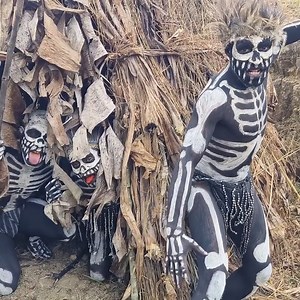 **Unveiling the Enigmatic Skeleton Tribe 🌿** Deep in the remote Sepik region of **Papua New Guinea**, the **Skeleton Tribe**—also known as the **Chimbu (Simbu) people**—are famous for their haunting **skeleton body paint**, a powerful tradition rooted in protection and intimidation. 🦴 Historically, this skeletal artwork was used to **scare off rival tribes and enemies**, especially during times of conflict. The detailed white-on-black designs transform warriors into walking skeletons—symbolizi