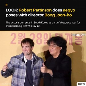 ROBERT PATTINSON-SUNBAENIM 🫶 These new photos of Robert Pattinson doing heart poses are sending fans into a craze. During the Seoul stop of the press tour for the upcoming film ‘Mickey 17’, the host asked Robert Pattinson and Bong Joon-ho to “make a great pose”, even suggesting a heart pose. The actor gamely suggested making a heart together with the director. The actor’s fans were excited to see this new pose, with photos and videos going viral on social media. “Baby wake up the first Robert P