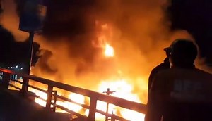 WATCH: Huge fire hits a residential area in sitio Paradise, Barangay Looc, Mandaue City, Cebu. | via Joy Torrejos #TheFreeman | The Freeman