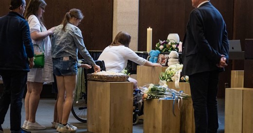 Mama Kyana (22) neemt afscheid van gezin na verwoestende brand: “We gingen een droomvakantie tegemoet, maar in plaats daarvan moest ik drie begrafenissen regelen...”