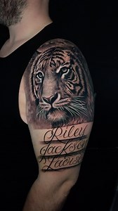 Just a tiger and some free hand script… flowers/roses to add around the script next session to finish up the piece and frame the names… Thanks Lee. @killerinktattoo @hustlebutterdeluxe | Willy G Tattoo