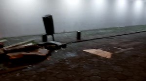  #Puebla || Tras la caída de un árbol sobre un quiosco en calle 5 de mayo donde murió un menor de edad, así luce la zona. ↘️ La estructura ha sido retirada.  Cayeron ventanales de Woolworth. ↘️ Aún se aprecia parte de la mercancía que vendían los comerciantes.  https://elreferente.mx/2022/08/29/video-saldo-fatal-este-lunes-por-lluvias-muere-un-adolescente-al-que-le-cayo-un-arbol/ | El Referente, Noticias de Puebla | Facebook