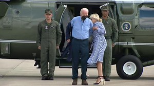 À cause du vent, Joe Biden peine à enfiler sa veste et est aidé par sa femme lors de sa visite dans le Kentucky