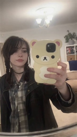 O fim de Jester Girl Ela vinha lutando abertamente há um bom tempo com graves problemas de saúde mental.Pelo que ela mesma compartilhava em seus posts:→ Era autista e se sentia “estranha” e “irritante” desde criança→ Isso foi deixando ela mais fechada e vazia por dentro, mesmo sendo extrovertida por natureza→ Falava de se sentir um “potencial desperdiçado”, chorava muito e tinha crises de angústia fortíssimas→ Descrevia uma tristeza profunda que surgia do nada e que as pessoas não entendiamSeus 