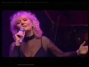 1968, Petula Clark - Kiss me goodbye Op 17 Juli 1946 maakt de dertienjarige Petula Clark haar debuut op de Engelse televisie, als gastpresentatrice van het BBC tekenfilm programma Cabaret Cartoons. Ondanks haar jonge leeftijd is Petula Clark op dat moment geen vreemde in media land. Wanneern ze negen jaar is, begint Petula met regematige radio optredens en op haar tiende speelt ze haar eerste filmrol. | Oldie video's on line