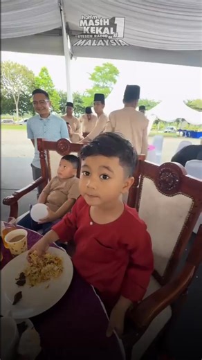 170K views · 3.1K reactions | Dah rap, sampai lupa nak makan nasi eh dik. Nak bagi nasi tu jadi bubur ke? 浪藍 #HotFMNo1 #HotFM #BekpesHot #YangHangatDanTerbaik #RadioNo1 #KJjadiDJ Kredit: TT norhaizrin | Hot FM | Facebook