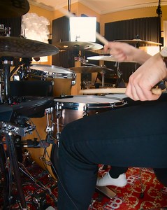 That quick rack tom roll at the end is my new favorite thing to play. 💪 Sticking is KRRL (x3) with a little extra emphasis on the L, and played as triplets so it gets this cool 4 over 3 feel. 👌 Very fun little lick to throw in every now and then. | Siros Vaziri