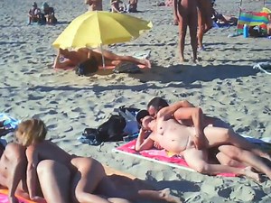 Když se zvrhlíci na nuda pláži neudrží a vlítnou na to - Jenporno.cz
