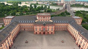My job is my castle. 🏰 Die Uni Mannheim ist ein erstklassiger Studienort – und darüber hinaus auch: ein Arbeitsort! Wir sind wertschätzend, tolerant, fair und familienfreundlich – ein herzliches und buntes Team. Über den Campus verteilt arbeiten wir als Programmierer*innen, Controller*innen, Sachbearbeiter*innen und vielem mehr in den Bereichen Lehre, Forschung, Verwaltung, Technik und IT. Unter dem Motto „My job is my castle“ stellen wir einige unserer typischen Berufsbilder in den kommenden W