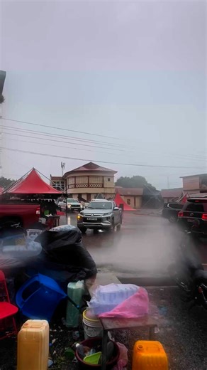 Watch how the rain drenched Hon. Kennedy Agyapong and his entourage, yet they stood in the rain to exchange pleasantries with the chiefs at the Mamponghene’s funeral. See how they eventually left the grounds | Dadzie MultiMedia