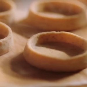 Nutella Biscuits. Coming next month to a grocery store near you, but only for a limited time!!! Will you try these out when they hit shelves? Let us know in the comments!⬇ Biscuits Nutella. Ils arrivent le mois prochain dans une épicerie près de chez vous, mais seulement pour une durée limitée !!! Allez-vous les essayer quand ils seront en rayon? Faites-le nous savoir dans les commentaires! ⬇ | Nutella