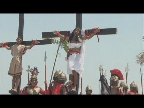 SHOCKING PICTURES: Christian devotees in the Philippines are nailed to the cross