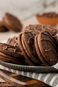 Comment RECIPE and I’ll send it straight to your DMs! 📩👇 Nostalgia in every bite! These taste even better than you remember. 😋💫 Or get the recipe instantly here 👉: https://www.bostongirlbakes.com/homemade-fudge-rounds/ | Boston Girl Bakes