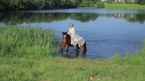 Jeune femme blonde en robe longue : vidéo de stock (100 % libre de droit) 3440834745 | Shutterstock