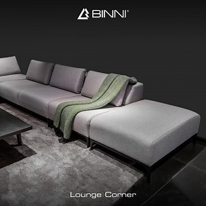 Lounge corner karakterizohet nga ngjyra gri, me mbulesë nga pëlhura e butë. Ndërsa, është kombinuar me jastëket të lirshëm dhe tavolinë anësore me sirtar për të ofruar funksionalitet. Kudo që të vendoset, do të sjellë elegancë në hapsirën tuaj. BINNI Llapnasellë, Zona e re industriale, Prishtinë 10000 #binni #binnioffice #furniture #sofa #set #comfort #materials #table #designlovers | Binni