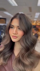 Mocchapuccino Brown, warna brown yang dirancang dengan teknik Sculpting Balayage. ‌ Tone mocha & cappuccino menyatu sempurna, menciptakan dimensi lembut, kilau elegan, dan movement natural. Pilihan ideal untuk Klien yang ingin tampilan timeless. ‌ Amazing crafted by dansudoeshair & by.ecirhm12 Colour director and style by indratanudarma 📹 by farraslsbla ‌ L'Oréal Professionnel #LOrealPro #LOrealProID #TimelessBrownID #TitanBrown #HairBronzingID #2025hairtrend #mochamousse | L'Oréal Professionne