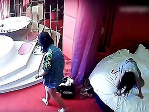 情趣酒店水滴摄像头监控偷拍两个女同开房磨豆腐看地上的奢侈品两个应该家境不错