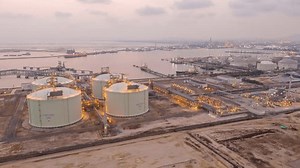 「ガス基地のLNG（液化天然ガス）タンク。」の動画素材（ロイヤリティフリー）3463562369 | Shutterstock