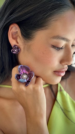 Unforgettable in every way! 🌺 Iridescent titanium petals, with lighter hues flowing into deeper ones, and diamond droplets shimmering like early morning dew, surrounding a sparkling center. Inspired by the luscious Amazon orchid, these stunning pieces are a statement in bloom! #grazielegems #amazoniacollection #amazonorchid #couturedailydose | Graziela Gems