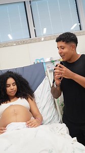 Daqui a pouco voltamos dessa entrevista com massa bebê nos braços
