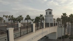 The Hyatt Regency Huntington Beach offers a private bridge from their resort to the beach. Book your room today here: http://bit.ly/2Pcg5As #BeHere | Visit Huntington Beach