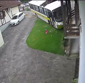 Uma câmera de segurança registrou um acidente ocorrido na tarde desta sexta-feira, 13 de fevereiro, na rua Coronel Alfredo Steglich, próximo a Pracinha dos Brinquedos em Nova Petrópolis. Conforme as imagens, o ônibus escolar desce a rua acertando outro veículo e sai da pista, colidindo com uma residência. Com a colisão, é possível ver uma das crianças caindo pela porta da frente do veículo. Nota: conforme populares, o motorista estaria fora do veículo no momento do acidente. Não se tem confirmaç